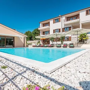  Apartment E&t With A Beautiful Pool